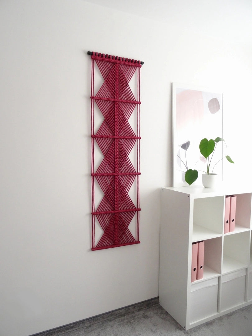 Makrama NORDART 01 - geometryczna kompozycja, która dodaje wnętrzu stylu, równowagi i wyrafinowania.