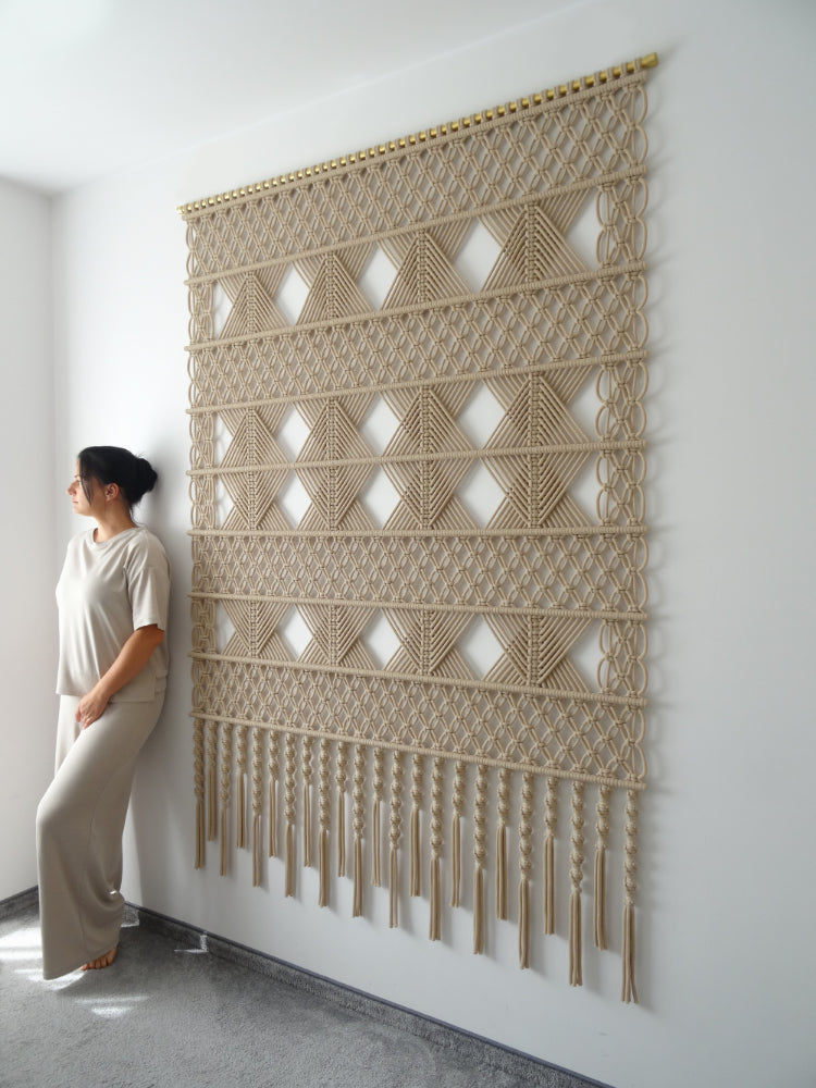 Ekskluzywna dekoracja ścienna WALLART 01 - ręcznie wykonana makrama w stylu nowoczesnym, idealna do eleganckich wnętrz.