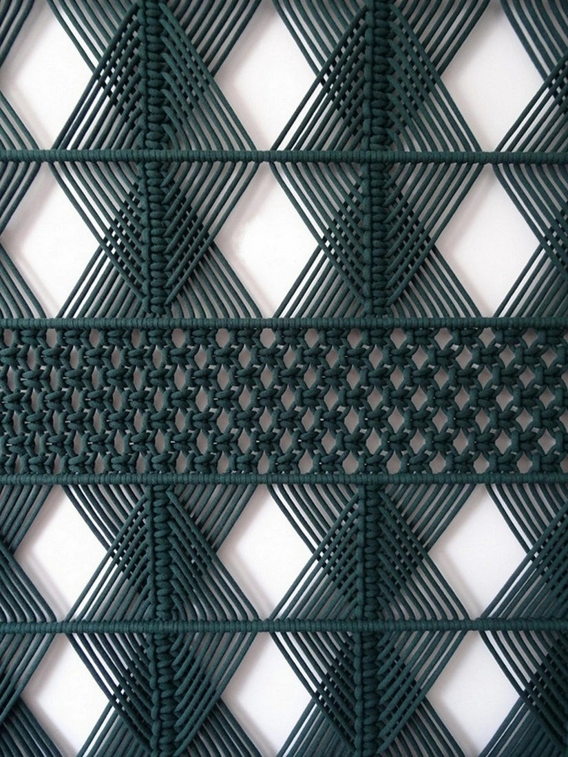 Ręcznie pleciona makrama SKADI - geometryczna kompozycja w kolorze butelkowej zieleni, inspirowana minimalizmem.