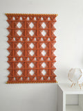 Dekoracja ścienna NORDART 03 - nowoczesna makrama o geometrycznym wzorze, wykonana z dbałością o każdy detal.