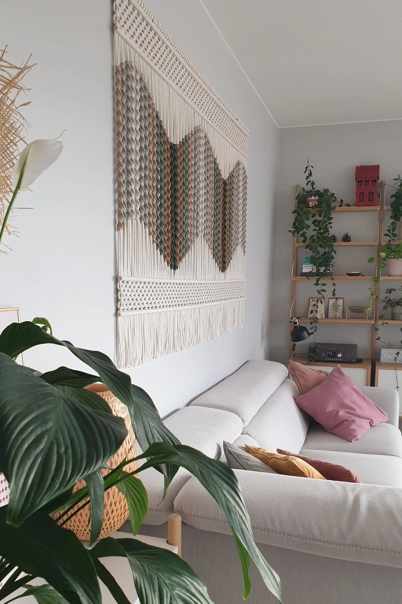 Inspiracje do urządzania salonu z makramą jako dekoracją ścienną. Autorska makrama NORDART w naturalnym stylu, idealna do wnętrz nowoczesnych, przytulnych, eklektycznych i boho.