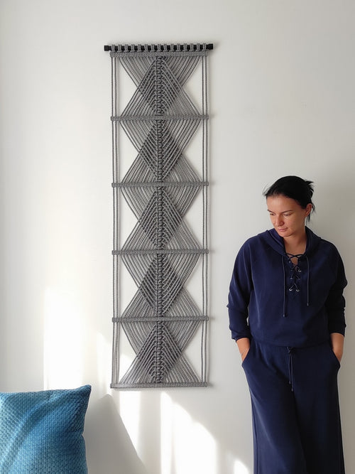 Geometryczna dekoracja ścienna NORDART 01 - minimalistyczna makrama do nowoczesnych wnętrz.