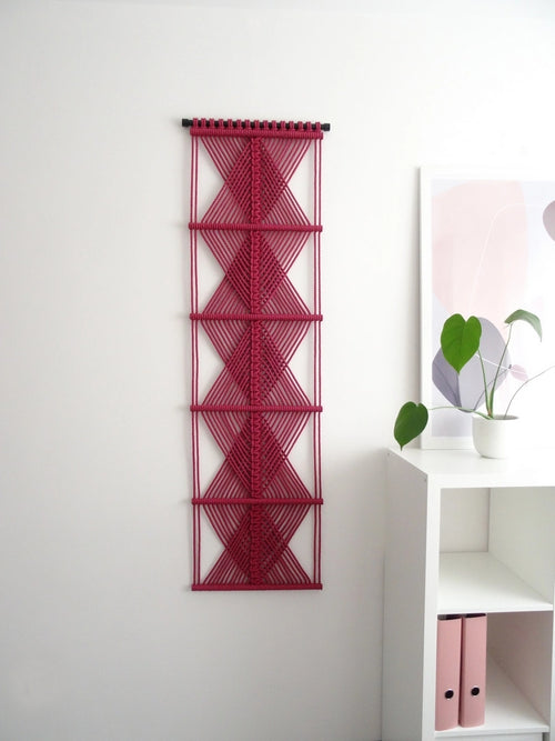 Geometryczna dekoracja ścienna NORDART 01 - minimalistyczna makrama o eleganckim i nowoczesnym charakterze.