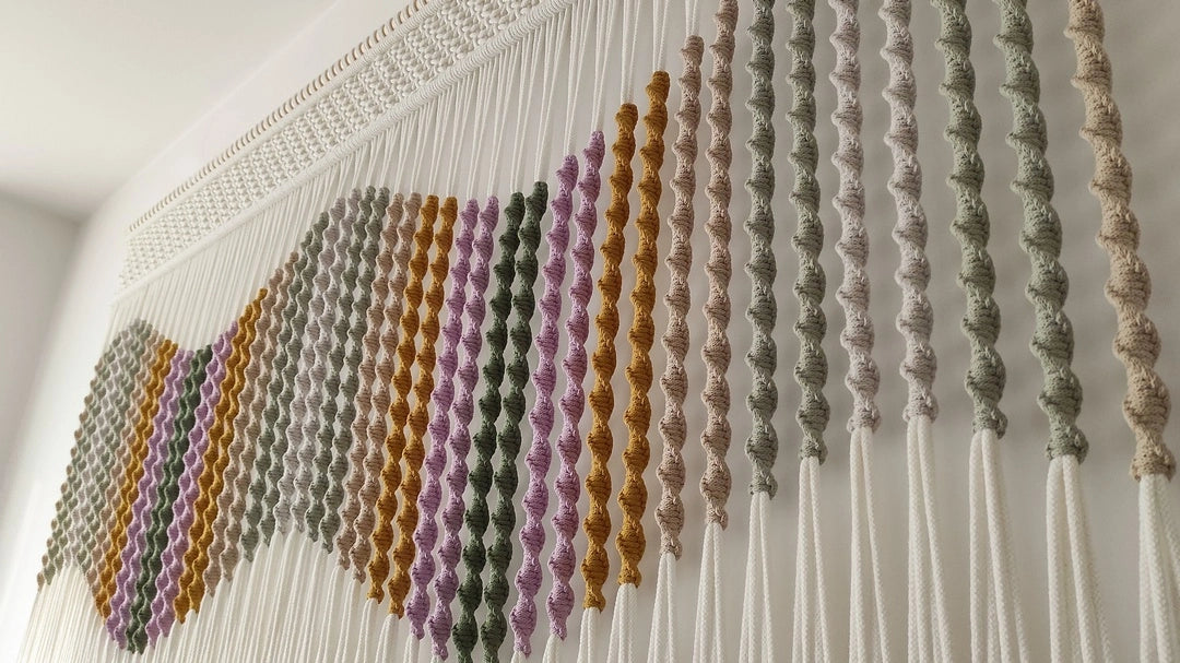 Makrama „Seaside Dunes” - unikalna ręcznie wykonana dekoracja, która wprowadza naturę i elegancję do wnętrza.
