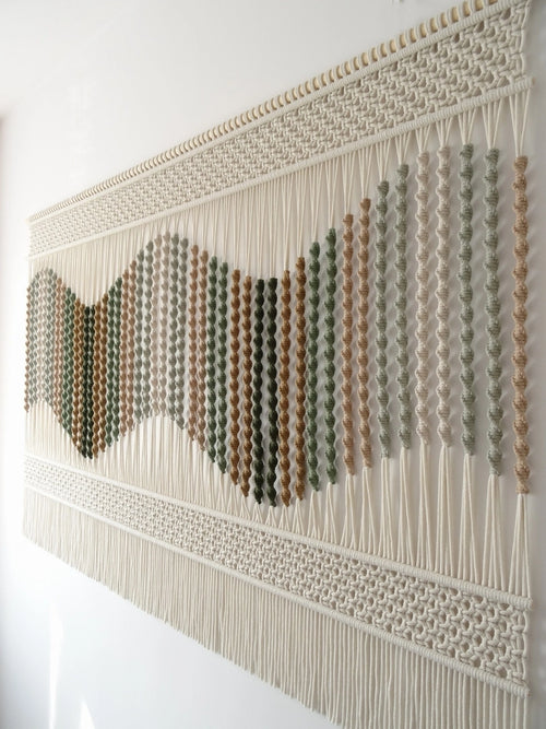 Ręcznie pleciona dekoracja ścienna „Seaside Dunes” - harmonia barw i subtelny, nadmorski charakter.
