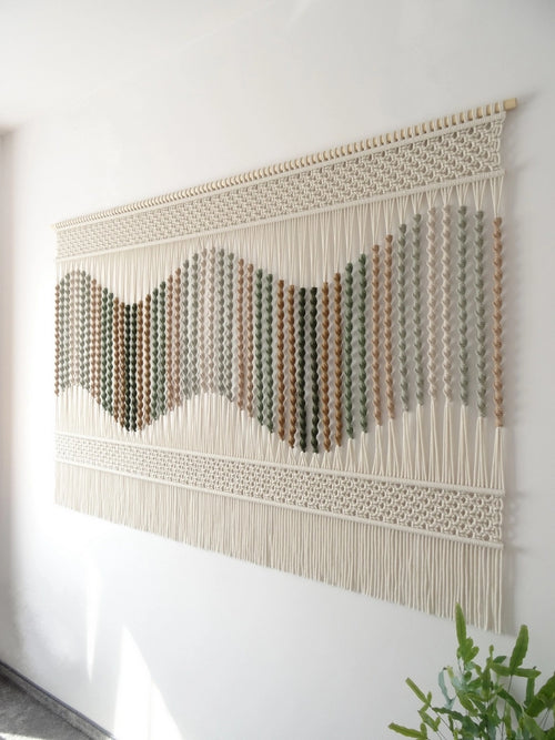 Makrama ścienna „Seaside Dunes” w odcieniach zieleni i beżu - elegancka dekoracja inspirowana naturą.