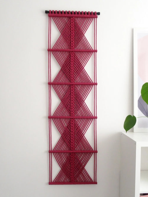 Ręcznie wykonana dekoracja ścienna NORDART 01 z grubego sznurka o subtelnym połysku - akcent do nowoczesnych wnętrz.