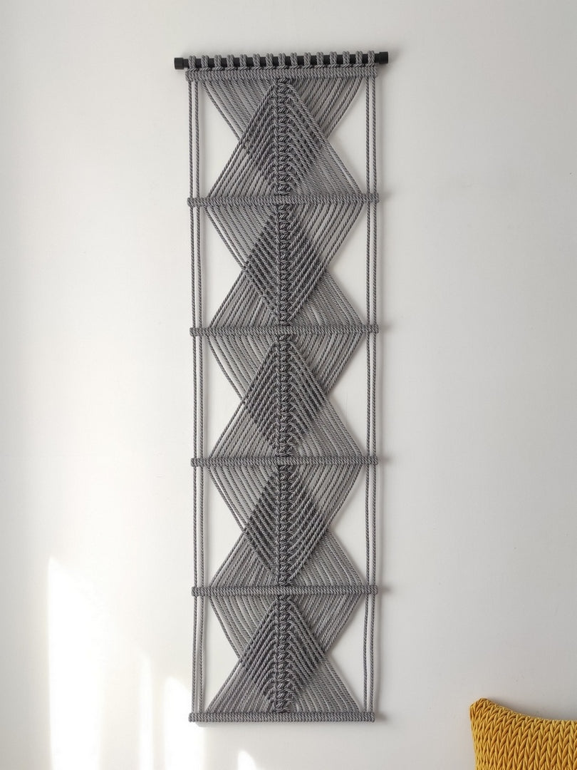 Makrama NORDART 01 - elegancka kompozycja geometryczna, wprowadzająca harmonię i styl.