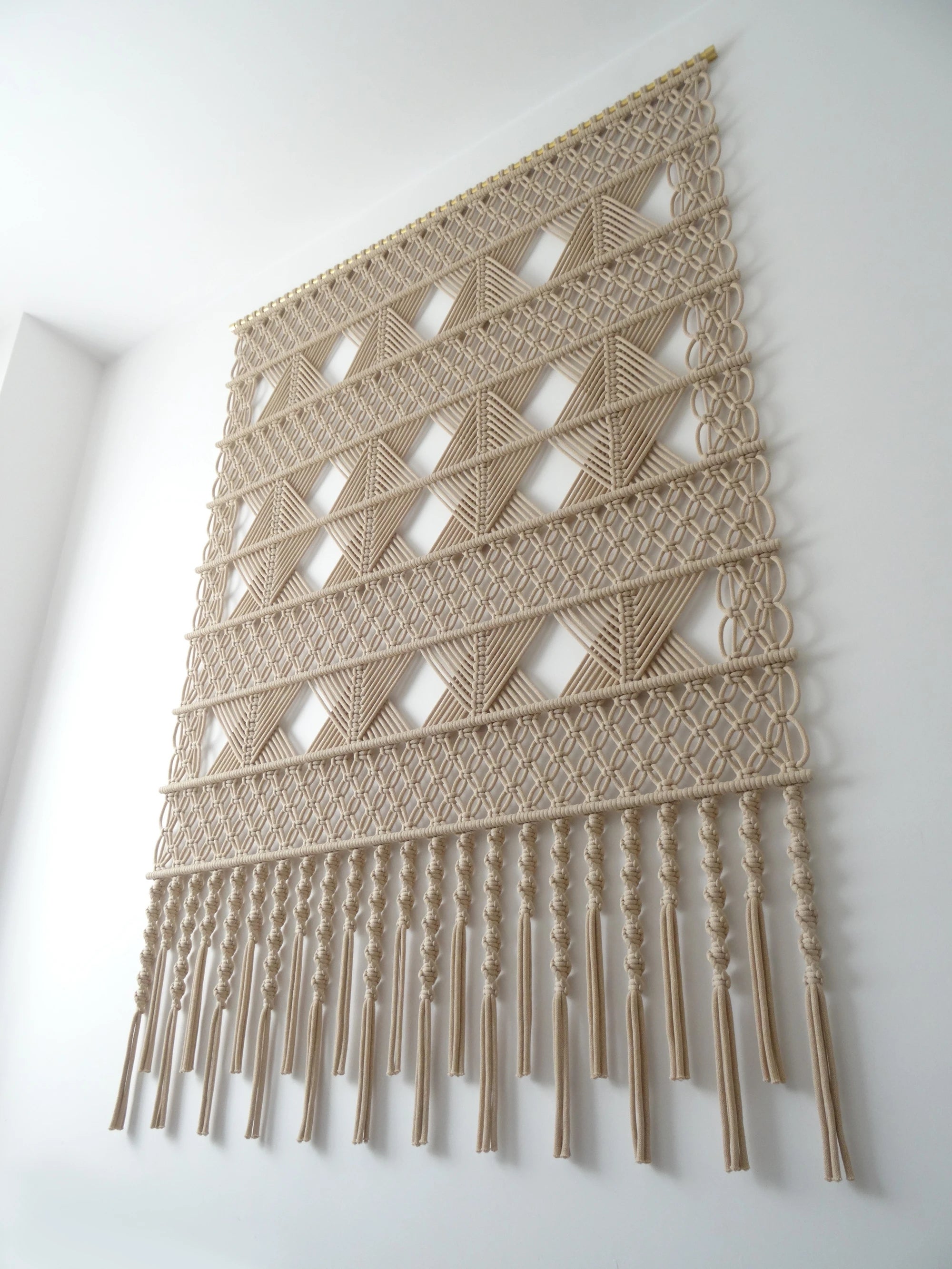 Makrama ścienna WALLART 01 z kolekcji Nordart - połączenie tradycyjnego rzemiosła i nowoczesnego designu.