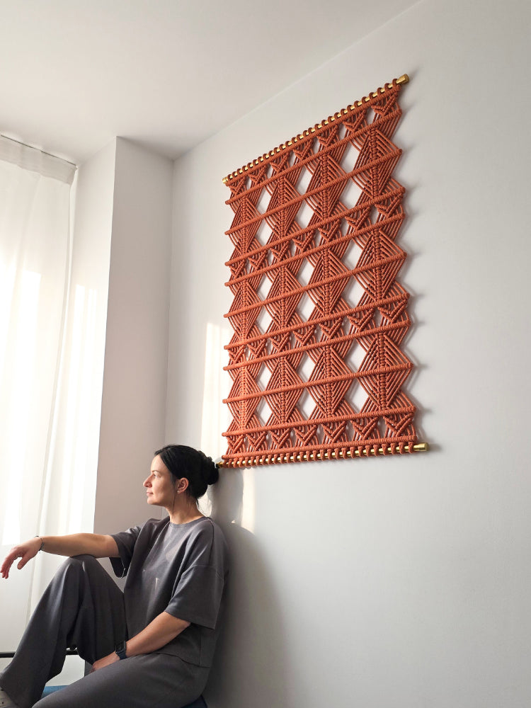 Dekoracja z kolekcji NORDART 03 - ręcznie pleciona ozdoba ścienna stworzona dla miłośników nowoczesnego designu.